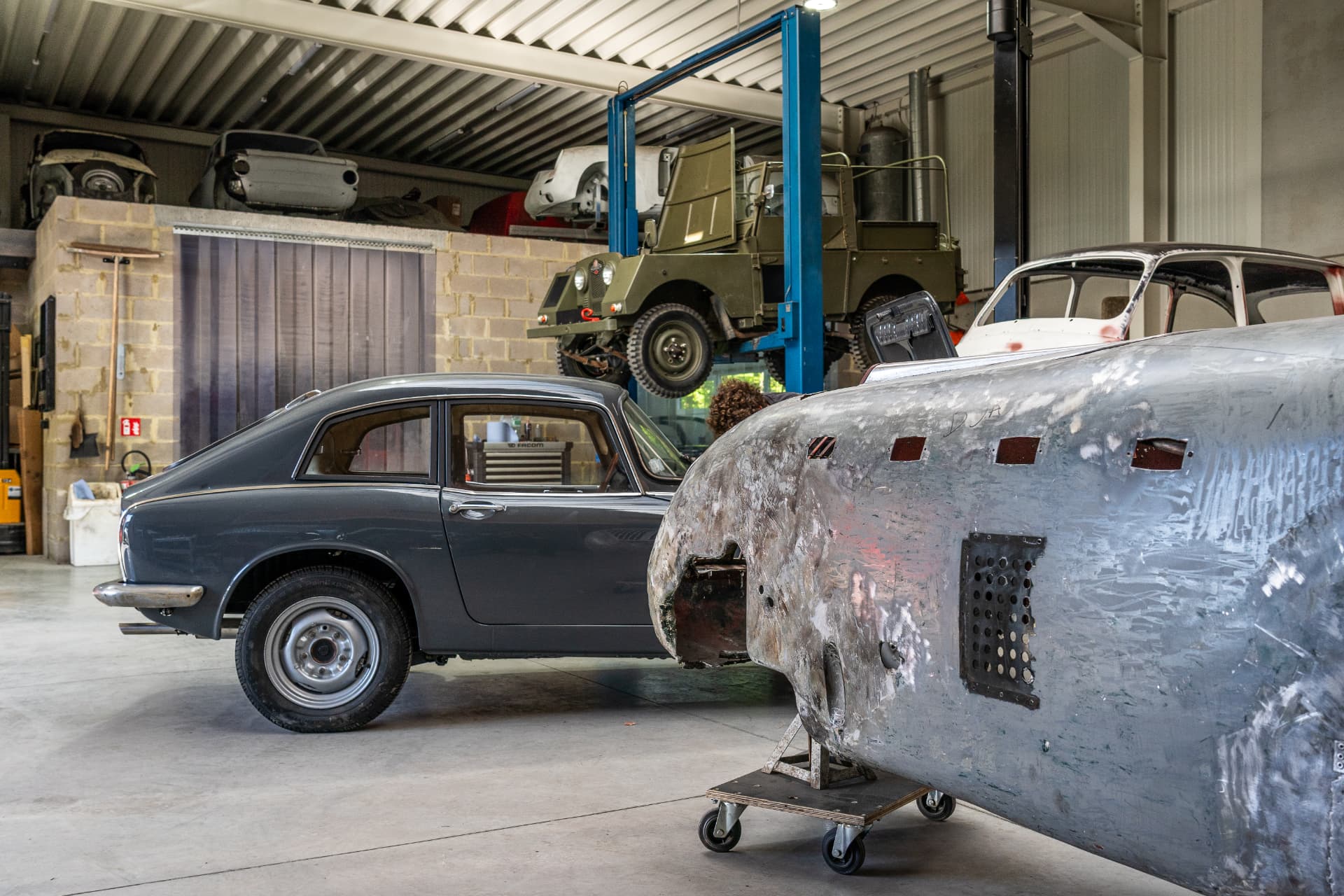 Vue de l'atelier avec plusieurs oldtimers en chantier