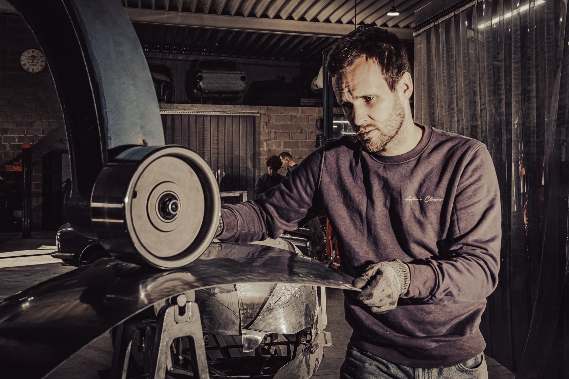 Tôlier formeur travaillant une pièce à la roue anglaise